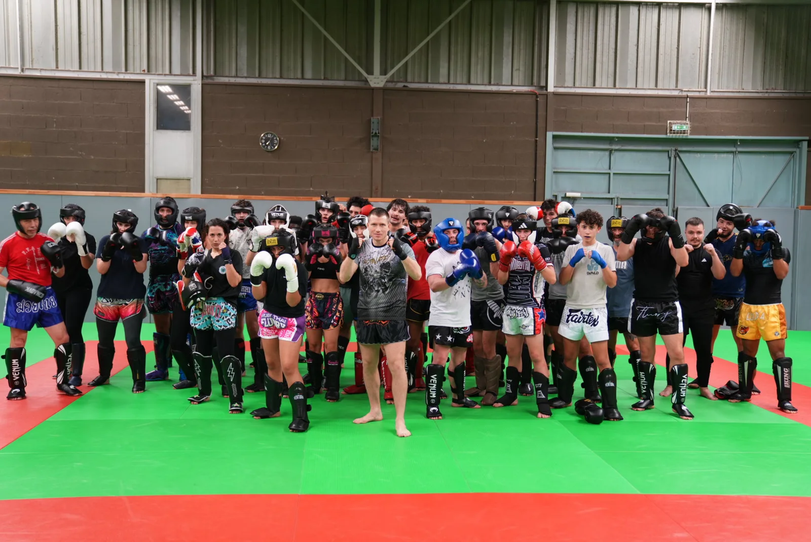 Le groupe réuni au dojo — La Mémoire du Muay Thaï