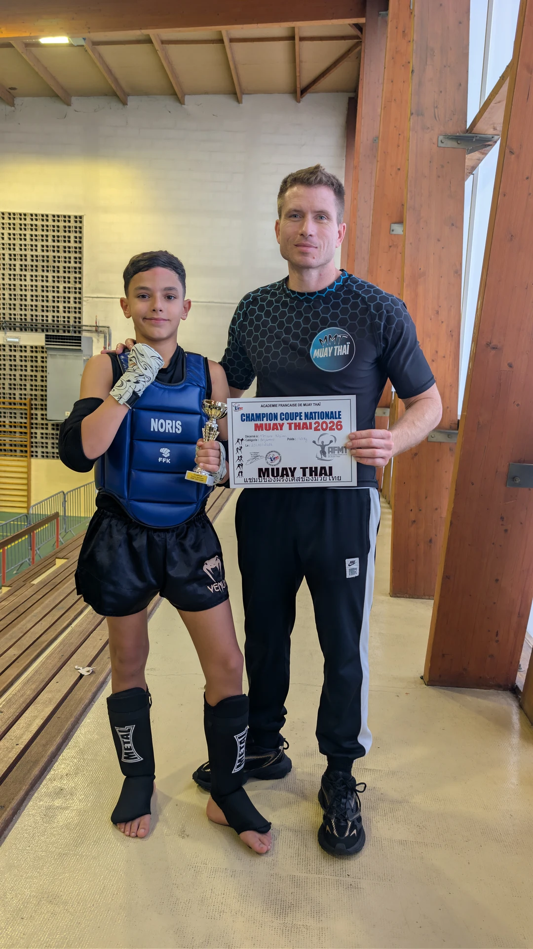 Un jeune champion du club avec son entraîneur, sa coupe et son diplôme AFMT à Égly